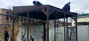 Граффити Бэнкси в Бородянке защитили стеклом и взяли под охрану