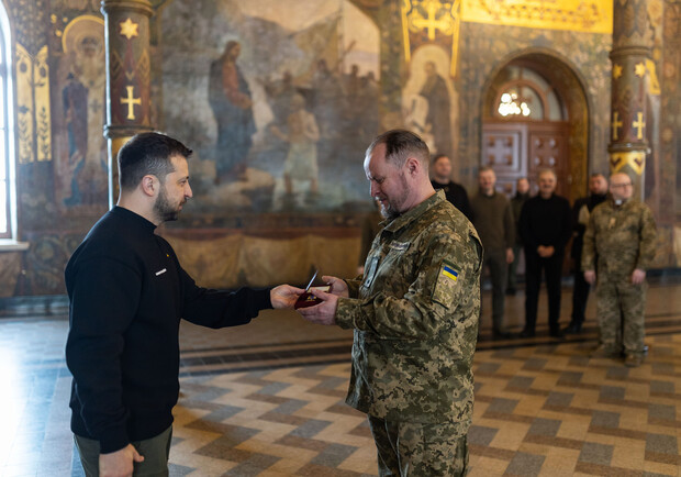 Президент Зеленский наградил военных капелланов из Днепропетровской области 