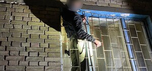 Киевлянин застрял в окне при попытке проникнуть в квартиру