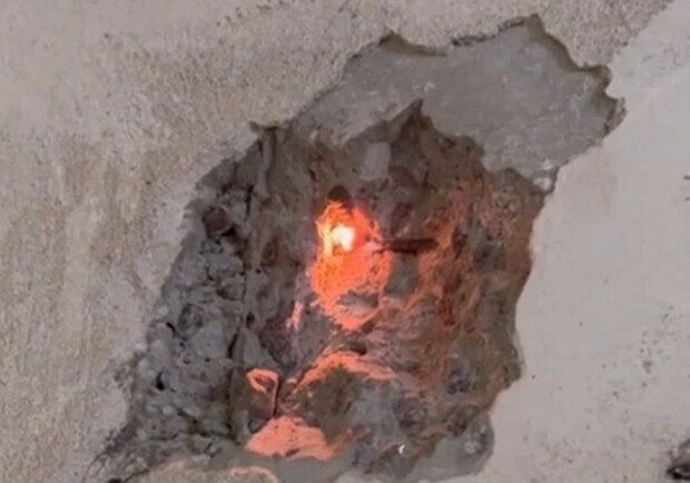 Житель Днепра обнаружил причину "вечного огня" в стене квартиры 