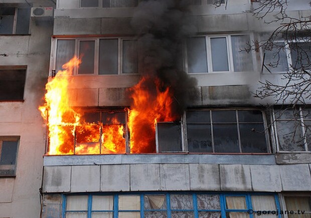 У Дніпропетровській області сталася сильна пожежа в квартирі: є постраждалі 