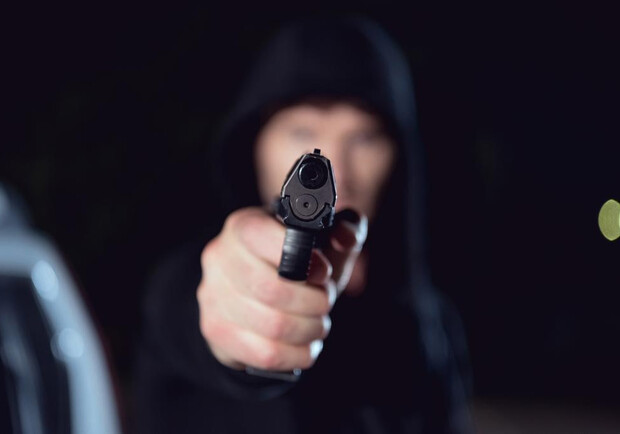 В центре Днепра мужчина с пистолетом напал на женщину – 