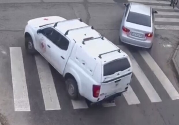 В Днепре авто Красного Креста сбило женщину на "зебре" (видео момента ДТП) 
