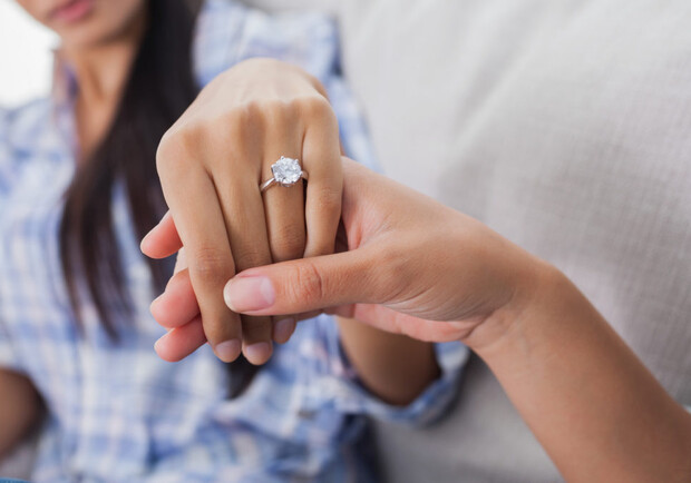 Получи ответ: стоит ли дарить помолвочное кольцо? - фото