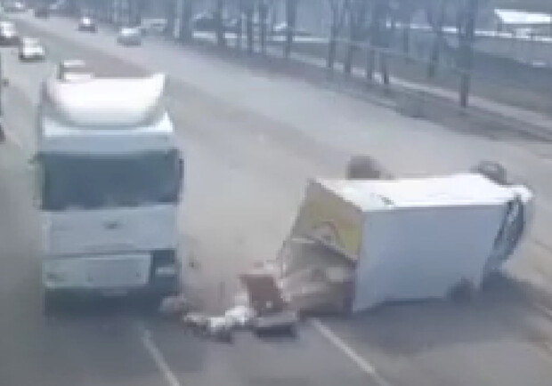 В Днепре в результате ДТП перевернулся грузовик "Эпицентра" (видео момента аварии) 
