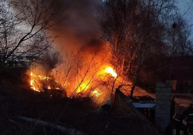 Під Дніпром авто злетіло у кювет і загорілося - 