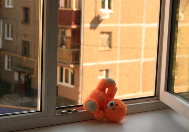 В Днепре 5-летний ребенок выпал из окна квартиры - фото: telegraf.in.ua