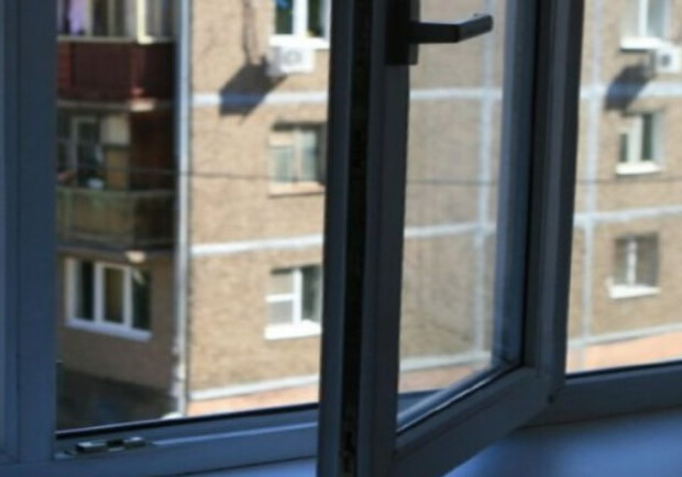 В Днепре 2-летний ребенок выпал из окна десятого этажа - фото: fakty.com.ua