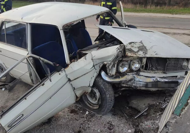На Днепропетровщине автомобиль влетел в ограждение: есть пострадавшие 