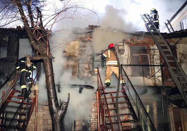 У центрі Дніпра під час пожежі врятували чоловіка та жінку - 
