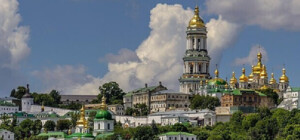 Ситуация накаляется: комиссию Минкульта не пустили в Лавру прихожане УПЦ 