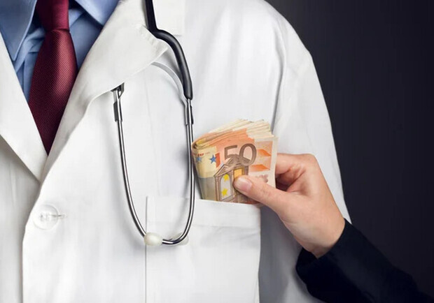 В Днепре директор больницы требовал от пациентов деньги за бесплатное лекарство и операции 