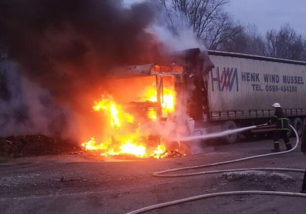 В Днепропетровской области на дороге сгорел грузовик - 