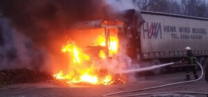 В Днепропетровской области на дороге сгорел грузовик