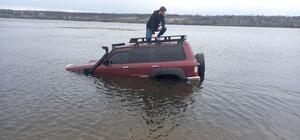 В Запорожье на Набережной мужчина заехал на авто в реку