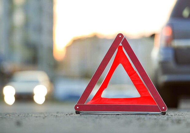 У Дніпрі БМВ влетів у бордюр та автомобіль - 