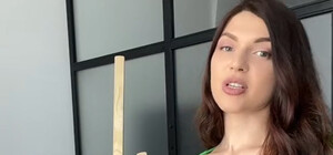 Блогерка з Одеси намалювала своїми грудьми патріотичну картину (відео)