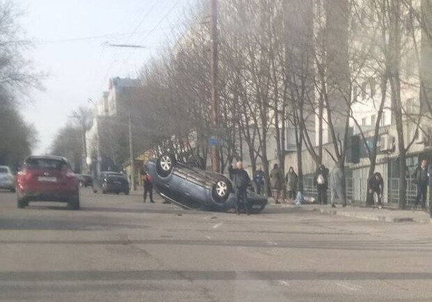 У Дніпрі автомобіль перевернувся на дах (відео моменту ДТП) 