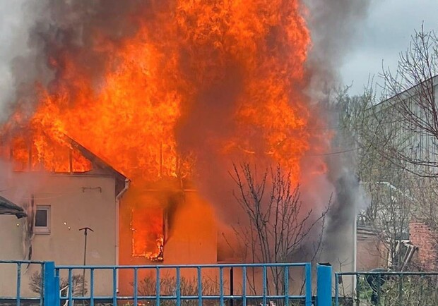 В Днепропетровской области произошел масштабный пожар в доме: есть погибшая 