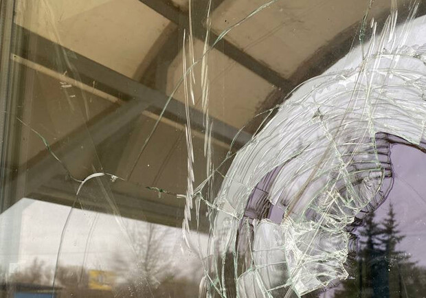 В Днепре вандалы разбили окна на Ледовой арене - 