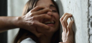 В Днепре мужчина изнасиловал и ограбил 18-летнюю девушку