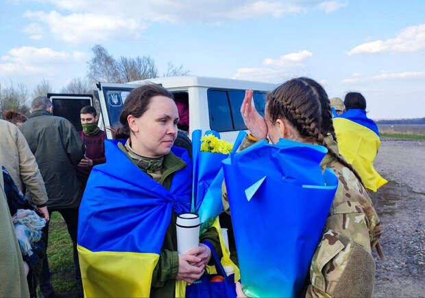 В Україні відбувся великий обмін полоненими: додому повернулися 100 військових 