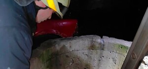 У Дніпрі чоловік впав у глибокий колодязь: в якому він стані