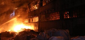 На Залютино горели склады: с пожаром боролись почти семь часов (фото)