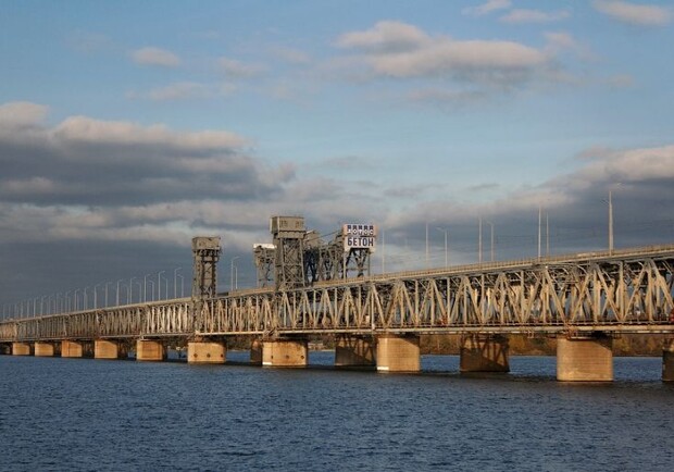 У Дніпрі планують перекрити проїзд Амурським мостом - 