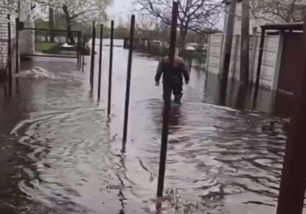 У місті на Дніпропетровщині затопило двори будинків та вулиці (відео) 
