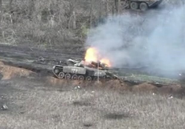 Днепровские военные показали, как уничтожили дроном вражеский танк с боекомплектом 