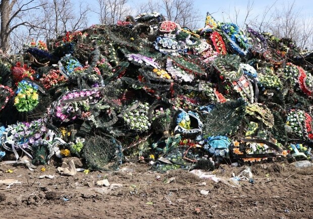 В Днепре планируют запретить использовать искусственные цветы и венки на кладбищах - фото: dniprorada.gov.ua