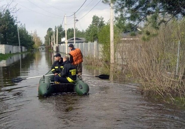 Лодки на улицах и сотни затопленных домов: какая ситуация с подтоплением на Днепропетровщине - 