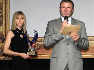 Сергей Бубка вручает награды лучшим спортсменам области. Фото Павла Дацковского