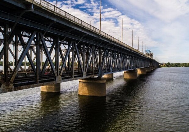 В Днепре перекроют Амурский мост: как будет ходить транспорт - 
