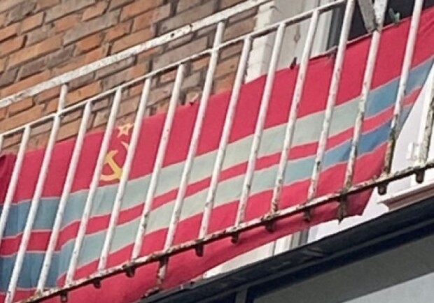 В Днепре мужчина вывесил на балконе коммунистический флаг - фото условное: ukrinform.ua