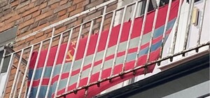 В Днепре мужчина вывесил на балконе коммунистический флаг