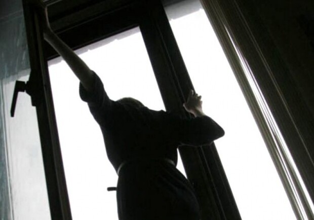 В Днепропетровской области женщина сорвалась с балкона 5-го этажа - фото: dozor.kr.ua