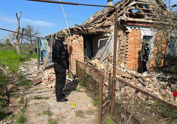 Сбросили снаряды из БПЛА: в полиции показали последствия вражеских обстрелов Днепропетровской области - 