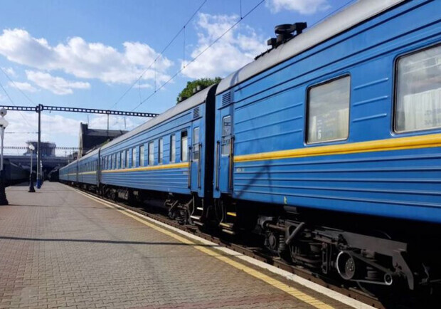 Деякі поїзди, які курсують через Дніпро та Запоріжжя, змінять графік руху . 