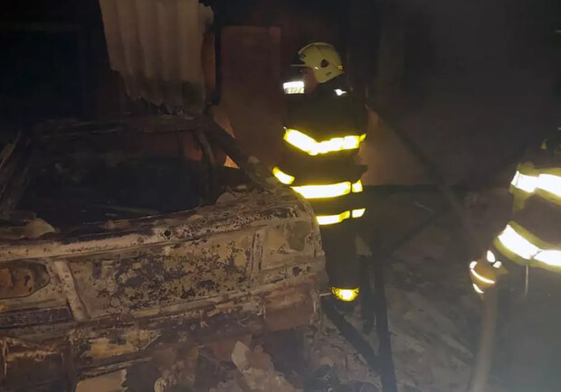 В Днепропетровской области сгорел дом и 5 автомобилей - фото: dp.dsns.gov.ua