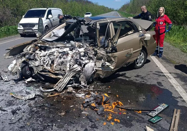 На Днепропетровщине на трассе произошло смертельное ДТП: погибли два человека 