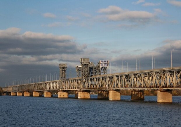 В Днепре мужчина прыгнул с Амурского моста: что с ним - фото: ru.igotoworld.com