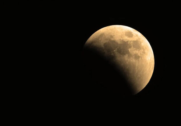 Редкое лунное затмение: как это было в Днепре - фото:.unian.ua