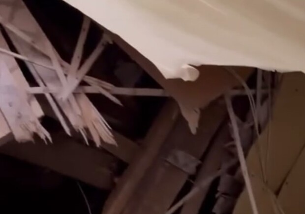 Как выглядит дом в Днепре, куда упали обломки российской ракеты (фото, видео) 