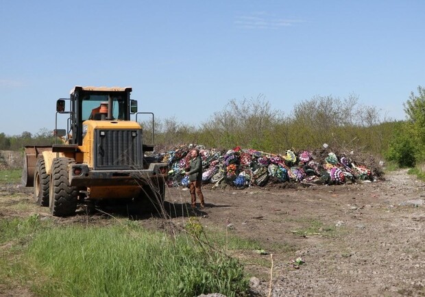 У Дніпрі з кладовищ вивезли більше 6 тисяч тонн сміття - 