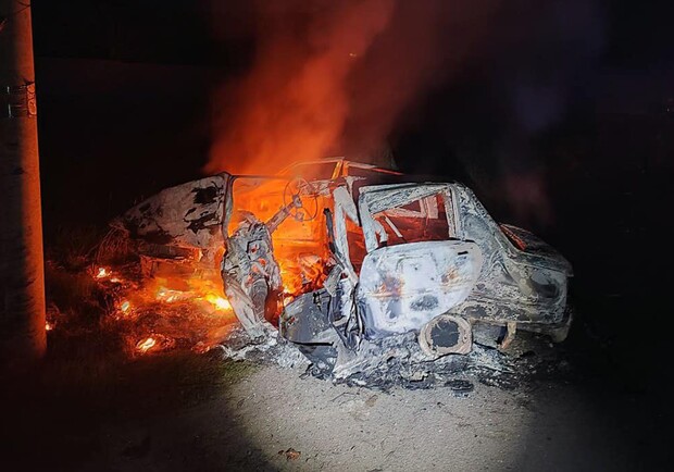 У Дніпрі авто влетіло у стовп: двоє людей згоріли живцем 
