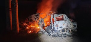 У Дніпрі авто влетіло у стовп: двоє людей згоріли живцем