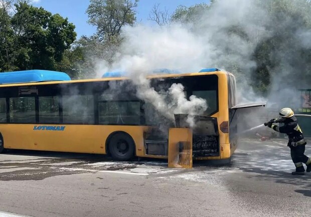 У Дніпрі під час руху загорівся автобус - 