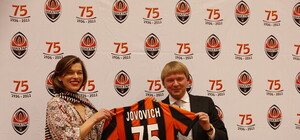 Милла Йовович получила футболку «Шахтера». Будет носить ее с шортами и высокими каблуками